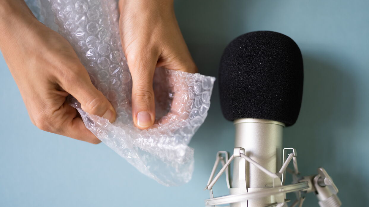 ASMR: Entspannung durch Geräuschevideos. Reduziert Stress, fördert besseren Schlaf.